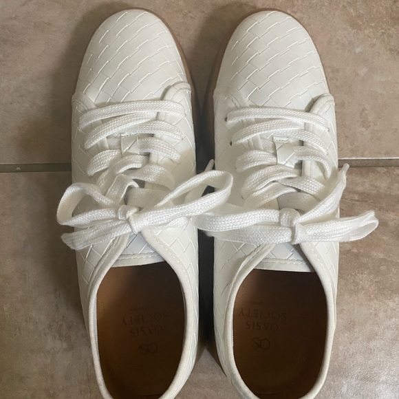 Trendy and adorable Brielle white tennies! Brand new in box with tags. - Picture 6 of 7